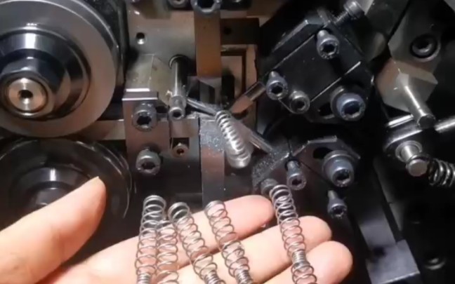 鑫鼎机械#08型压簧机变径与摆切制作精密弹簧